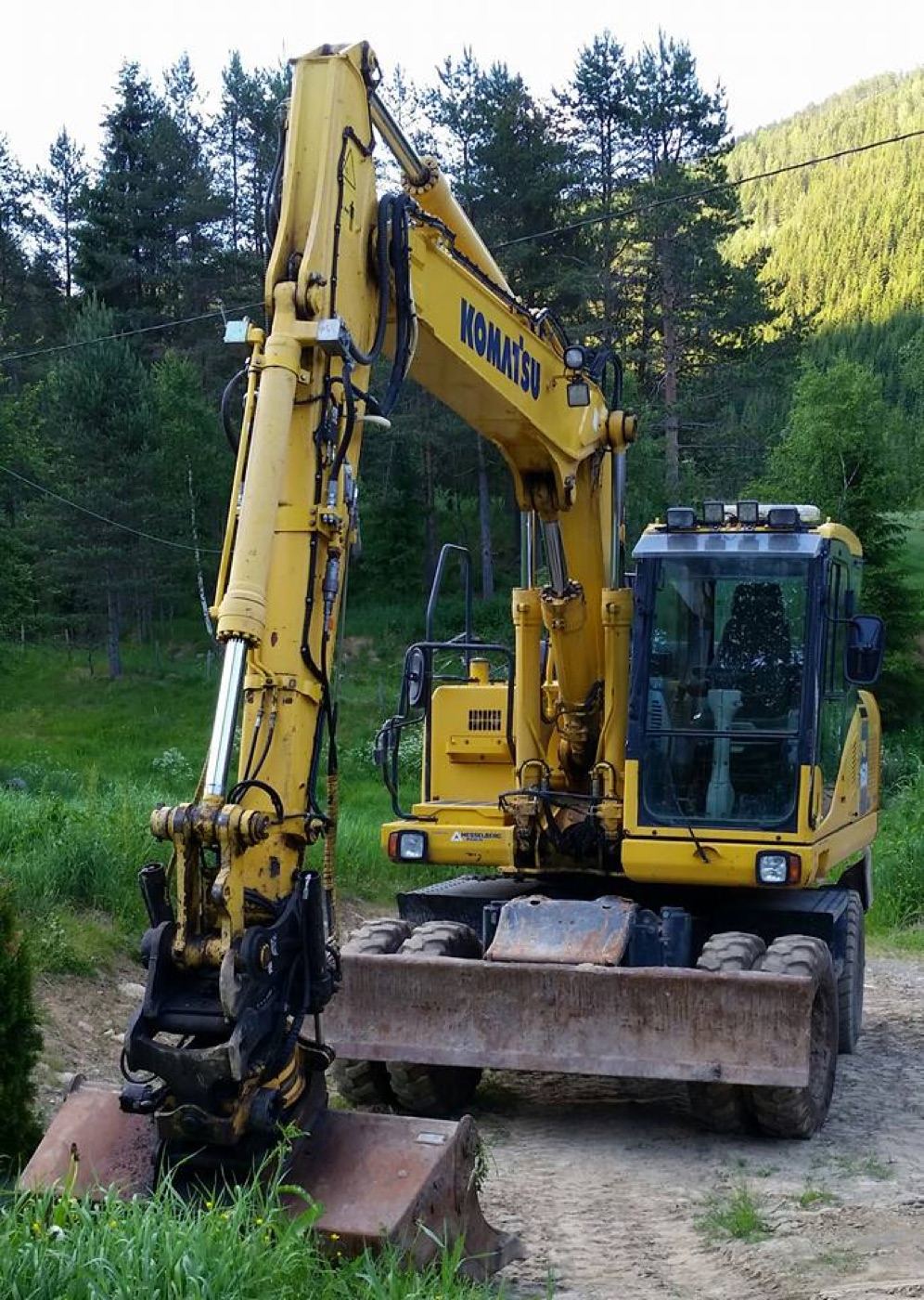 Gravemaskin fra Frode Bertelrud AS på oppdrag i Valdres